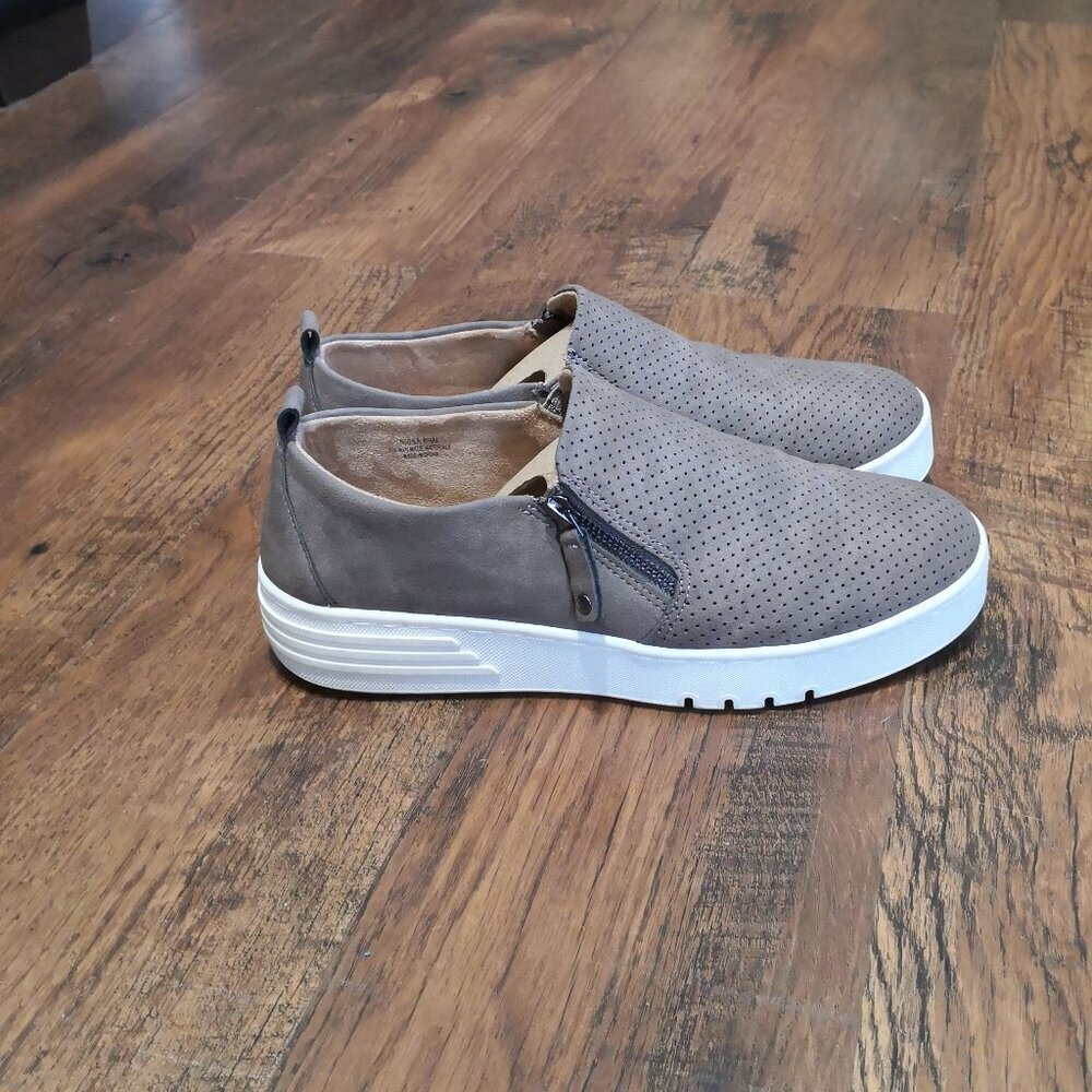 Cushionaire Casual Slip on Sneaker Taupe Size 8.5M